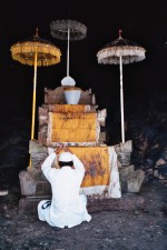 Foto Gebet in der Fledermausgrotte Goa Lawah